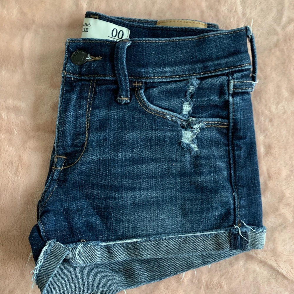 Cute distressed denim shorts A&F - Picture 2 of 3
